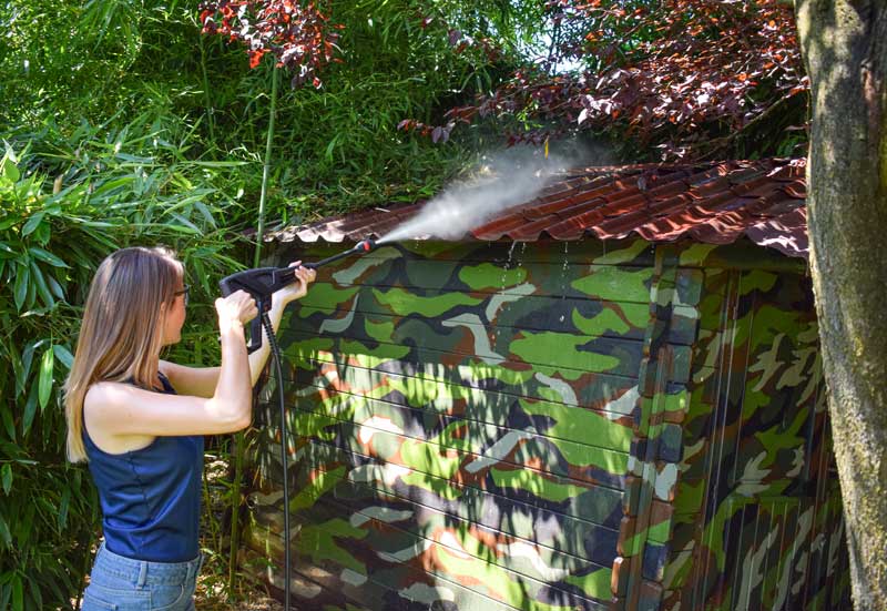 使用高壓清洗機(jī)保持屋頂和排水溝暢通無阻