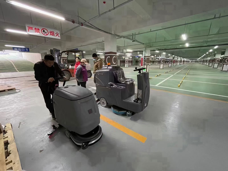 采用電池式全自動洗地機，易于清潔消毒，節省時間和人工成本！