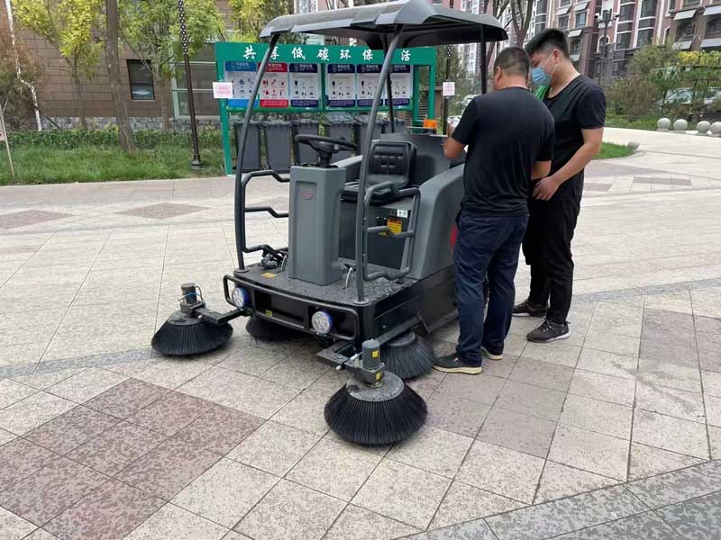 小型電動掃地機(jī)在企業(yè)和工廠使用中需要注意什么