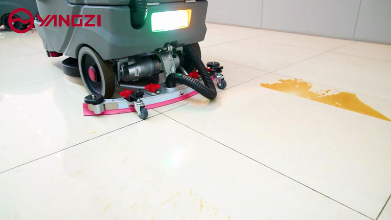 駕駛式洗地機(jī)使用前后的注意事項