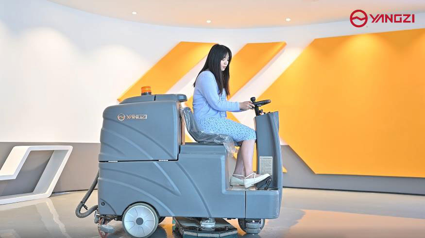 使用駕駛式洗地機(jī)的注意事項